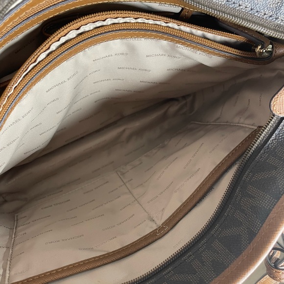 Michael Kors Jet Set Medium Monogram Tote - Picture 7 of 15